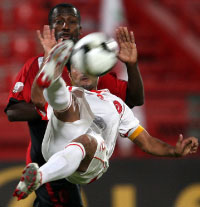 لاعب العربي كريم يسدّد بمضايقة لاعب الريان دياني (كريم جعفر ـ أ ف ب)