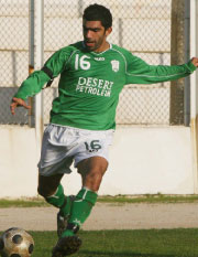 لاعب الأنصار محمد باقر يونس قبل طرده من المباراة (محمد علي)