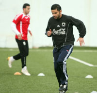 لاعب منتخب لبنان عباس عطوي في التمارين أمس قبل السفر إلى فيتنام (محمد علي)