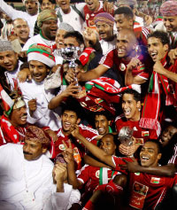 لاعبو عمان والإداريون يحتفلون بأهمّ إنجاز للكرة العمانية (فادي الأسعد ـ رويترز)