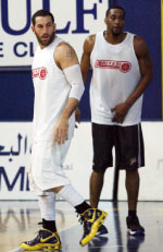 الخطيب والاميركي نايلون في تمرين الرياضي أمس (محمد علي)
