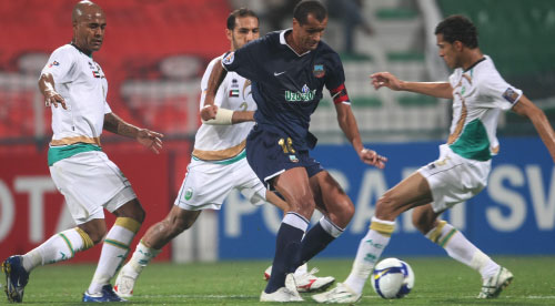 البرازيلي ريفالدو يراوغ بين ثلاثة لاعبين إماراتيين (دبي ـ محمد علي)