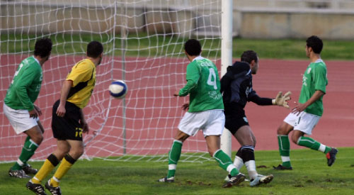 الهدف الثاني للعهد في مرمى الأنصار خلال لقاء الفريقين في كأس لبنان (محمد علي)