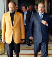 بن همام (يسار) مع رئيس الاتحاد السوري أحمد جبان في سوريا