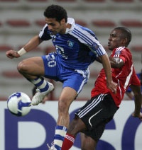 لاعب الهلال يلسر القحطاني يحمي الكرة من عبيد خليفة (دبي ـ محمد علي)