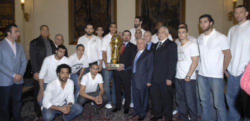 فريق الرياضي مع النائب سعد الحريري والكأس (أحمد عزاقير)