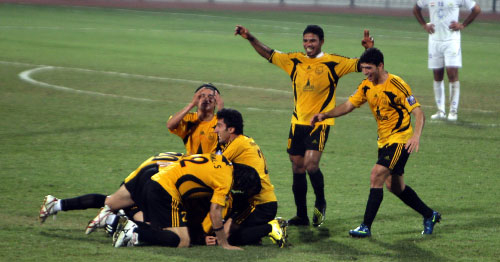 لاعبو أربيل يحتفلون بالهدف الثالث (كريم صاحب ـ  أ ف ب)