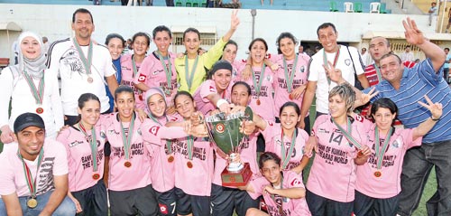 نجمات الصداقة يحملن كأس لبنان وسط الأهازيج والاحتفالات (محمد علي)