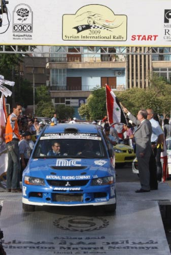 المتسابق اللبناني اليافع نيكولاوس جورجيو لحظة انطلاقه في رالي سوريا (محمد عزاقير)