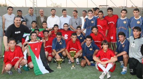 منتخب المدارس الأردني مع فريق العهد والحضور  (محمد علي)