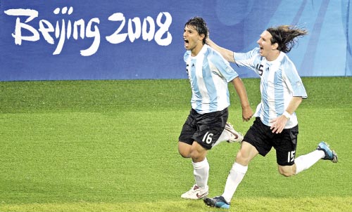 الثنائي الأرجنتيني ميسي وأغويريو وفرحة الفوز على البرازيل (ميشال كابلر ــ أ ف ب)