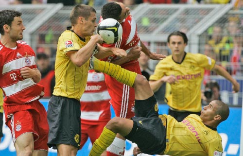 لاعب دورتموند المصري محمد زيدان يحاول قطع الكرة بقدمه في قمة ألمانيا (فرانك أوغستين ــ أ ب)