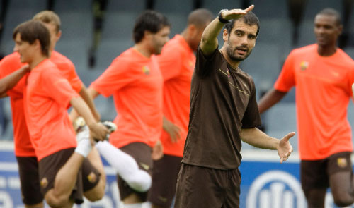 غوارديولا يوجّه لاعبي برشلونة خلال إحدى الحصص التدريبية (غوستاو ناكارينو ـ رويترز)