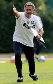 المدرب الجديد لإنتر ميلان جوزيه مورينيو يعطي تعليماته للاعبيه خلال حصة تدريبية (أليساندرو غاروفالدو ــ رويترز)