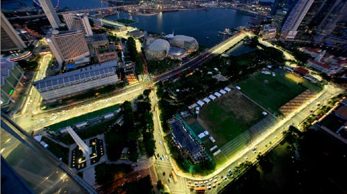 حلبة «مارينا باي» في سنغافورة التي ستستضيف أول سباق شوارع ليلي في تاريخ الفورمولا 1 (وونغ ماي ــ أ ب)