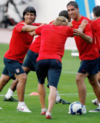 سيرجيو «إل كون» أغويرو (إلى اليسار) في حصة تدريبية لفريقه (دانيال دي اولزا ـ أ ف ب)