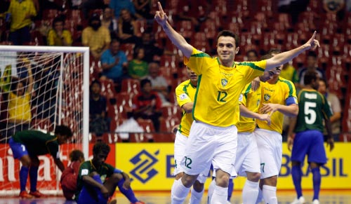 البرازيلي فالكاو محتفلاً بتسجيله أحد أهدافه في مرمى جزر سالومون (إرالدو بيريس ـ أ ب)