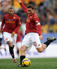 فرانشيسكو توتي خلال مباراة فريقه روما مع كالياري (فيليبو مونتيفورتي - أ ف ب)