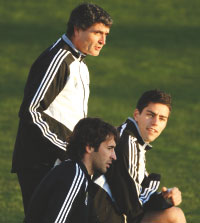 مدرب ريال مدريد خواندي راموس وإلى جانبه الشاب دافيد ماتيوس والكابتن راوول (أندريا كوماس ـ رويترز)