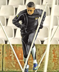 البرازيلي روبينيو خلال حصة تدريبية لفريقه مانشستر سيتي (خوان مانويل سيرانو ـ أ ب)