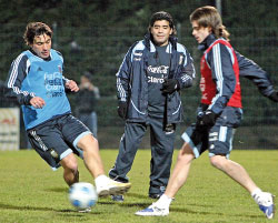 دييغو مارادونا مراقباً إزكيال لافيتزي (إلى اليسار) وفرناندو غاغو خلال حصّة تدريبية استعداداً لمواجهة فرنسا  (كلود باريس ــ أ ب)
