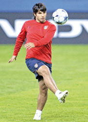 مهاجم أتلتيكو مدريد الأرجنتيني سيرجيو «كون» أغويرو يسدد كرةً خلال حصة تدريبية لفريقه (فيليب ديسمازس ــ أ ف ب)