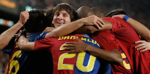 لاعبو برشلونة يحتفلون بالأرجنتيني ليونيل ميسي بعد تسجيله ثاني اهداف برشلونة الستة في مرمى ملقة (دافيد راموس – أ ب)