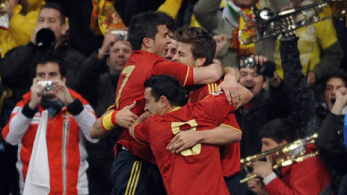 لاعبو منتخب إسبانيا يهنّئون زميلهم جيرارد بيكيه بعد تسجيله هدف الفوز في مرمى تركيا (بيار - فيليب ماركو - أ ف ب)