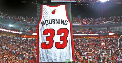قميص عملاق يحمل اسم ألونزو مورنينغ ورقمه، عُرض في ملعب ميامي خلال المباراة مع أورلاندو (جو ريمكوس ــ أ ب)