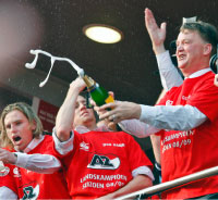مدرب أزد ألكمار لويس فان غال خلال احتفالات فريقه بإحرازه لقب الدوري الهولندي (بول فريكر ــ رويترز)