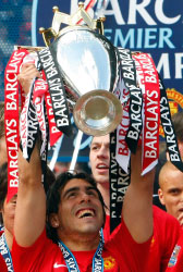 تيفيز رافعاً كأس الدوري الإنكليزي التي توّج بها مانشستر يونايتد (فيل نوبل – رويترز)