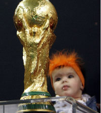 طفلة تنظر إلى مجسّم كأس العالم (أرشيف)
