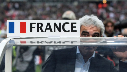المدرّب ريمون دومينيك ينظر إلى الجمهور خلال مباراة فرنسا وتونس (جاك دومارتون ــ أ ف ب)