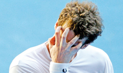 البريطاني أندي موراي في لقطةٍ معبّرة بعد خسارته أمام الإسباني فرناندو فرداسكو (بيتار كويوندزيتش - رويترز)