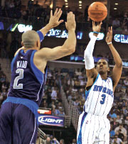 كريس بول مصوّباً إلى السلة في مواجهة جايسون كيد (سين غاردنر ــ رويترز)