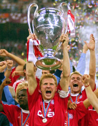 كابتن بايرن ميونيخ ستيفان إيفنبرغ رافعاً كأس دوري أبطال أوروبا عام 2001 (أرشيف)