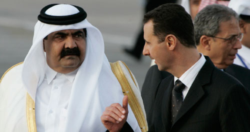 الأسد لدى استقباله الأمير القطري حمد بن خليفة آل ثاني في مطار دمشق الدولي أمس (حسين ملا - أ ب)