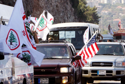 أعلام “القوات اللبنانية” و“الصليب المجوف” الى جانب العلم الأميركي (وائل اللادقي)