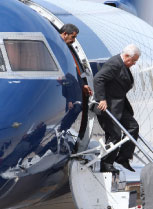 الرئيس الفلسطيني محمود عباس  لدى وصوله إلى مطار دمشق أمس (حسن عمّار ــ أ ف ب)