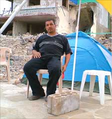 محمد ياسين قرب خيمته في عريض دبين