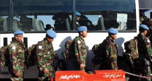 جنود اندونيسيون يغادرون مطار بيروت (إي بي أي)