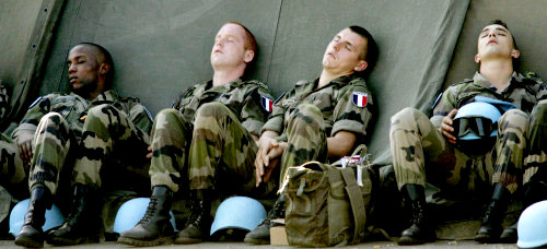 جنود فرنسيون في قيلولة لدى وصولهم إلى بيروت (أ ب)