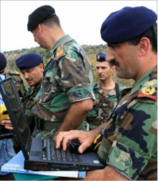 ضباط من الجيش اللبناني يعاينون الخرق الإسرائيلي (رويترز)