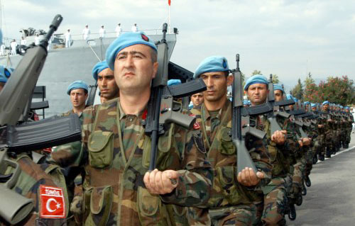 عناصر الوحدة التركية قبل مغادرتهم إلى لبنان (رويترز)
