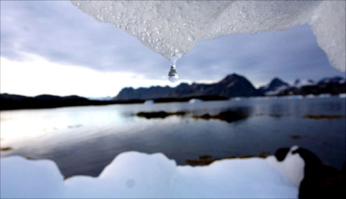 كتلة جليد تذوب في منطقة كولوسوك - غرينلاند قرب القطب الشمالي (ا ب)