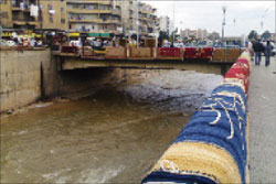 سجّاد معروض للبيع على ضفّتي نهر أبو علي في طرابلس