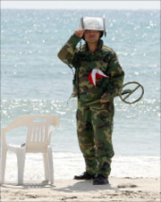 جندي صيني على شاطئ صور (رويترز)