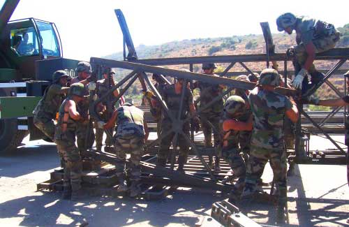 جنود فرنسيون يركبون قطعة من الجسر الحديدي