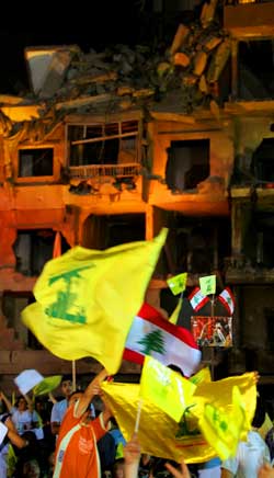 رايات حزب الله في الضاحية (أ ف ب)