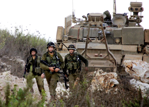 جنود إسرائيليون في مروحين (أ ف ب)